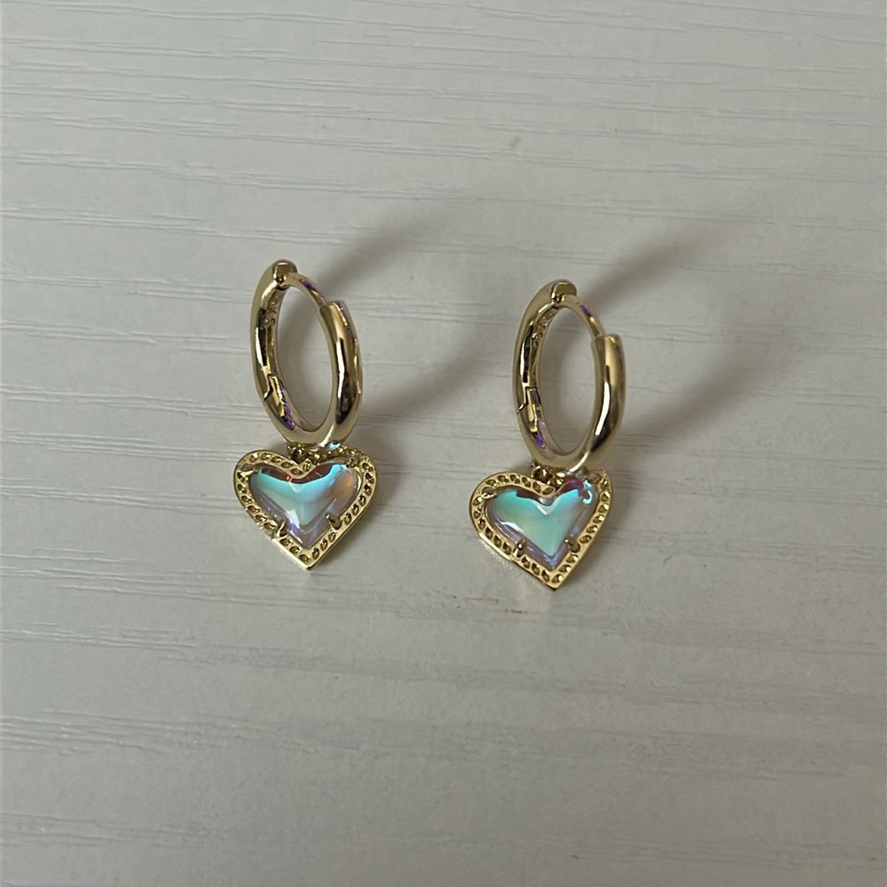 NEW Kendra Scott Ari Heart Gold Huggie Earrings in Dichroic Glass - Picture 3 of 4